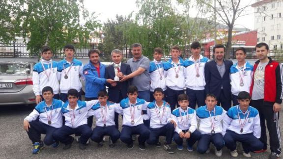 B. Hayrettin Paşa Ortaokulu Futbolda Türkiye 4.´sü oldu