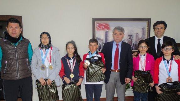 Kayakyolu ÇMİS Ortaokulu Öğrencileri Madalyaları Topladı