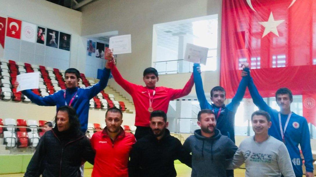 Güreşte Saltukbey Ortaokulu Türkiye Şampiyonasına Katılma Hakkı Kazandı.